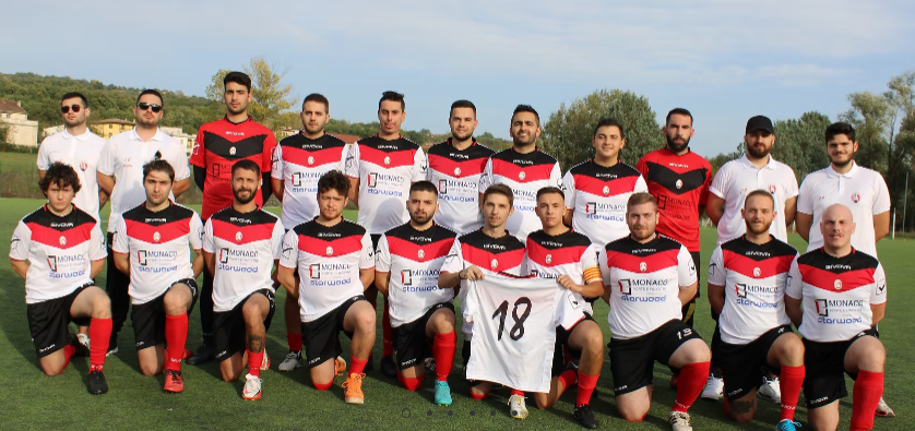 Squadra ASD Domenico D'Amico — divisa da partita bianca e rossa con maglia n.18